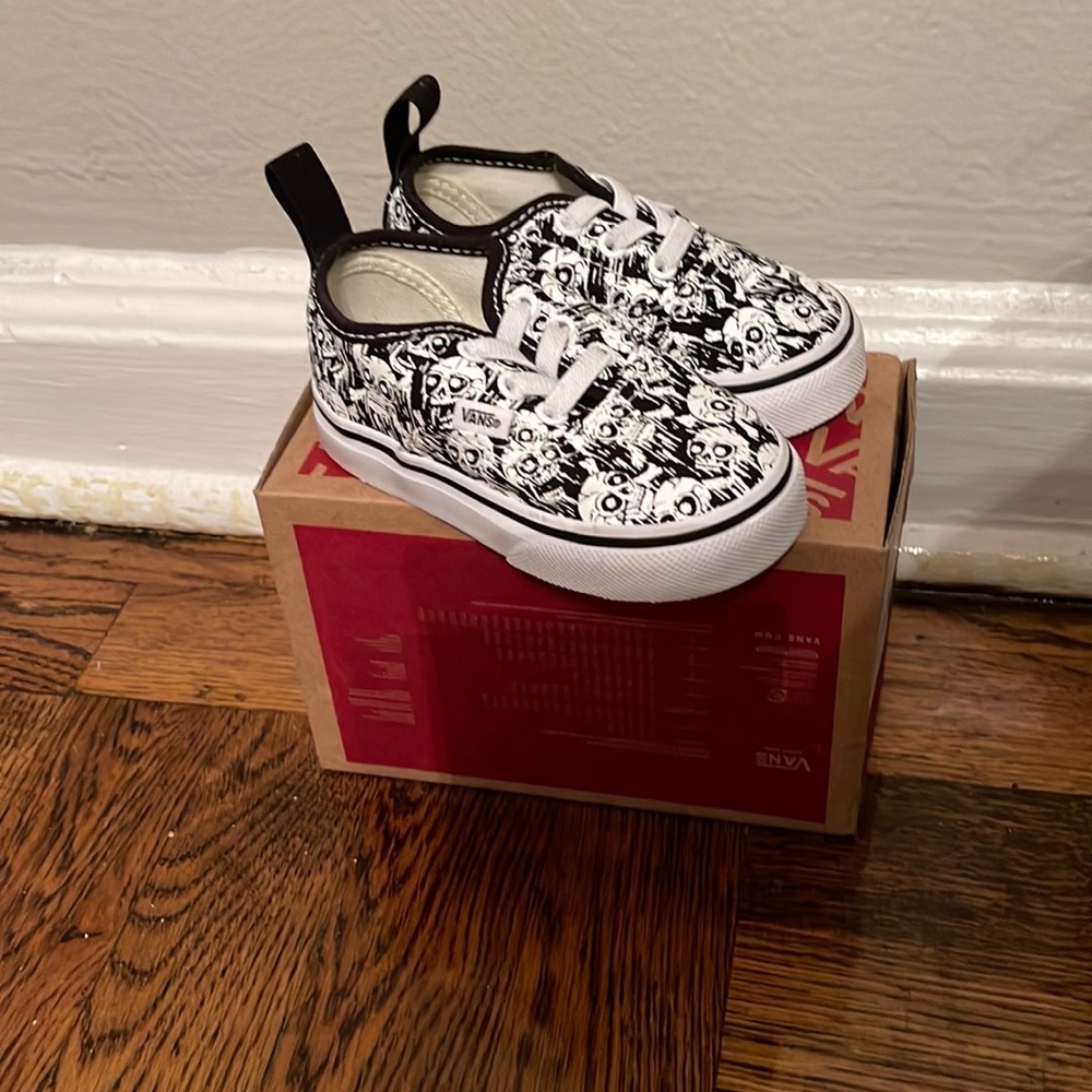 Vans White & Black Skull Head Sneakers Size 4.5c Toddlers NWT